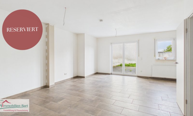 SOFORT VERFÜGBAR: NEUBAU IN SONNIGER LAGE MIT TERRASSE, GARTEN UND GARAGE!