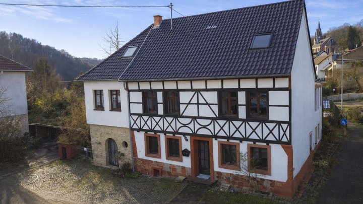Großzügiges Wohnhaus mit Wintergarten, Sauna und Garten in Beckingen