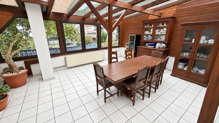 Großzügiges Wohnhaus mit Wintergarten, Sauna und Garten in Beckingen