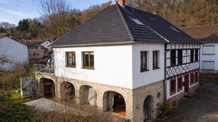 Großzügiges Wohnhaus mit Wintergarten, Sauna und Garten in Beckingen
