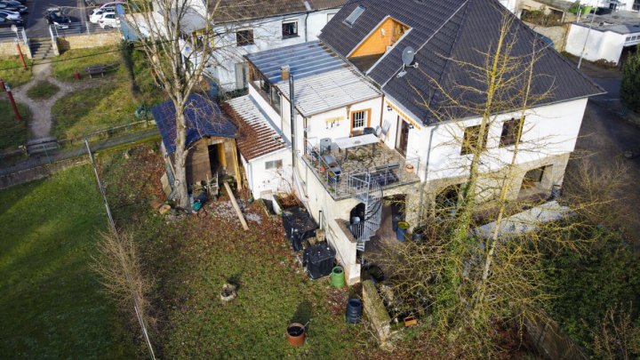 Großzügiges Wohnhaus mit Wintergarten, Sauna und Garten in Beckingen