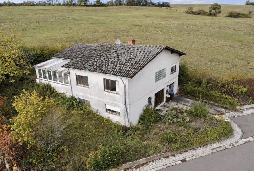 Verwittertes Landhaus am weiten Feld