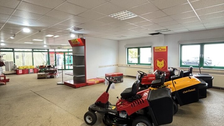 Freistehende Ladenfläche / Halle mit Parkplätzen / B51 Gewerbegebiet Neumühler Weg