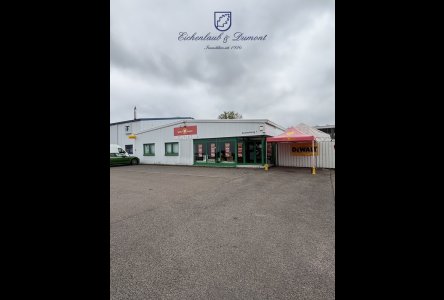 Gebäude mit Parkplätzen