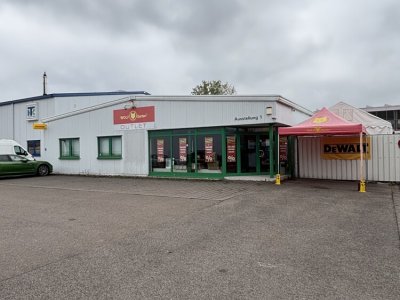 Gebäude mit Parkplätzen