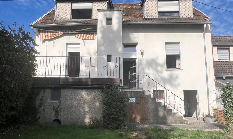 Charmantes 1-2 Familienhaus in Saarbrücken-Herrensohr -  Wohnen mit vielfältigen Möglichkeiten
