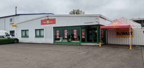 Gebäude mit Parkplätzen
