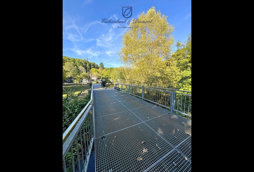 Brücke mit elektrischem Tor