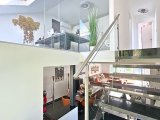 Blick zum verglasten Büro