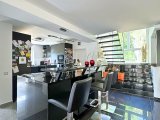Hochwertige EBK mit Theke