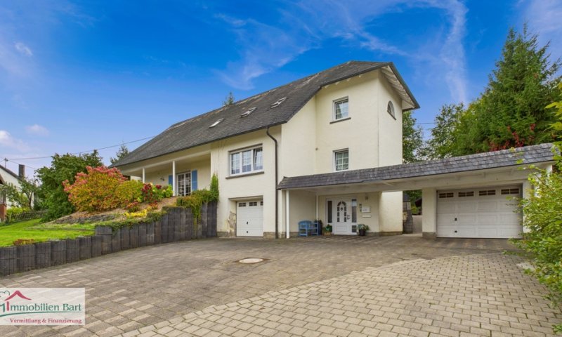 ZWEIFAMILIENHAUS MIT POOL, GROßEM GARTEN UND EIGENEM WALD