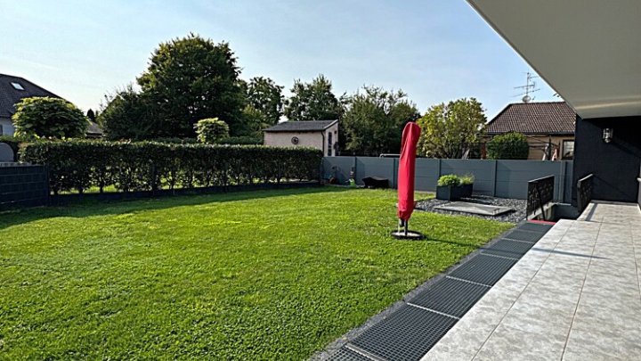 Großzügige Wohnung mit EBK, eigenem Eingang, Garten & 2 Stellplätzen