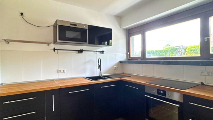 Großzügige Wohnung mit EBK, eigenem Eingang, Garten & 2 Stellplätzen