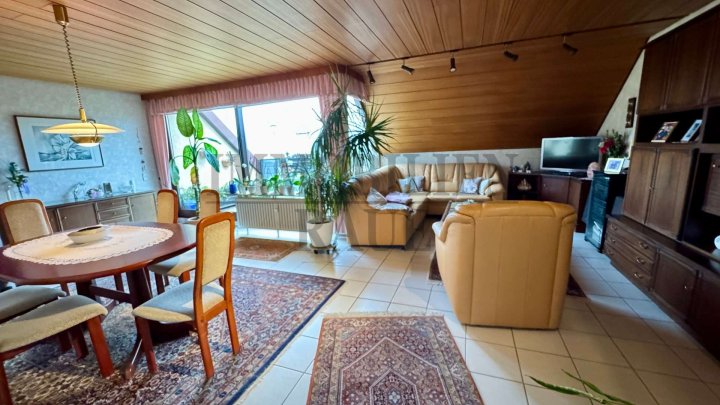 FREISTEHENDES 4-FAMILIENHAUS MIT 3 BALKONEN, TERRASSE, GARTEN & GARAGE IN SULZBACH