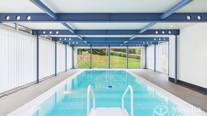 Villa in Bestlage von St. Ingbert – mit Parkgarten, großzügigem Wintergarten, Hallenbad und Sauna