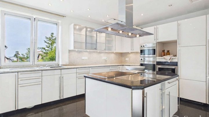 Villa in Bestlage von St. Ingbert – mit Parkgarten, großzügigem Wintergarten, Hallenbad und Sauna