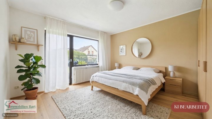 SOFORT VERFÜGBAR: 2 WOHNEINHEITEN / PV-ANLAGE / 4 GARAGEN / SCHÖNER GARTEN IN TOP LAGE