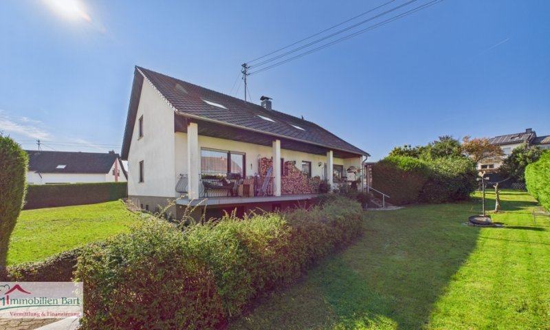SOFORT VERFÜGBAR: 2 WOHNEINHEITEN / PV-ANLAGE / 4 GARAGEN / SCHÖNER GARTEN IN TOP LAGE