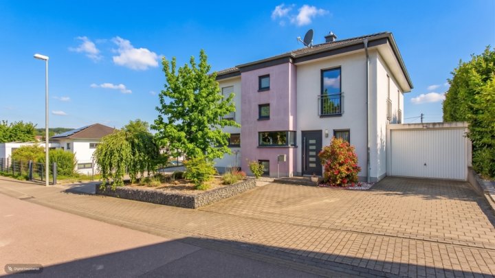 GRENZE L-SCHENGEN: WOHNHAUS MIT KELLER, 2 GARAGEN UND GARTEN IN TOP WOHNLAGE