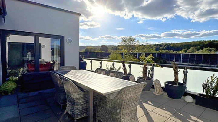 Neuwertiges luxuriöses Penthouse, Dachterrasse + 2 TG-Stellplätze