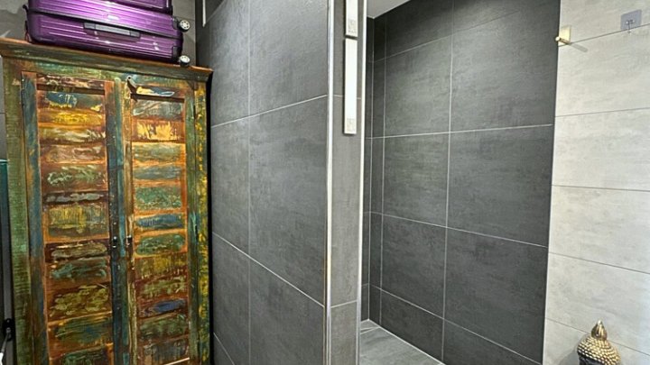 Neuwertiges luxuriöses Penthouse, Dachterrasse + 2 TG-Stellplätze