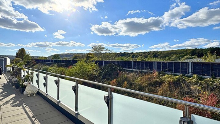 Neuwertiges luxuriöses Penthouse, Dachterrasse + 2 TG-Stellplätze