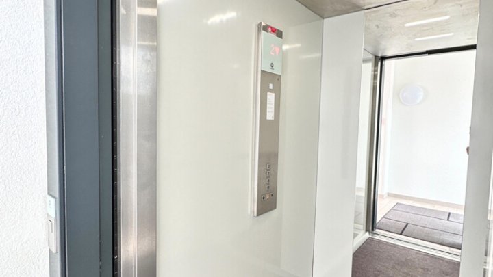 Neuwertiges luxuriöses Penthouse, Dachterrasse + 2 TG-Stellplätze