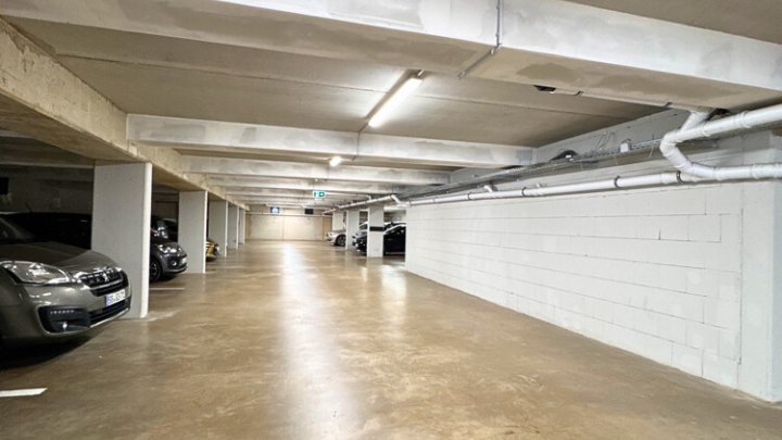 Neuwertiges luxuriöses Penthouse, Dachterrasse + 2 TG-Stellplätze