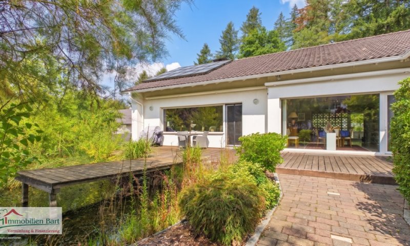 FREISTEHENDES, GROSSES WOHNHAUS MIT TEICH IN BESSERINGEN