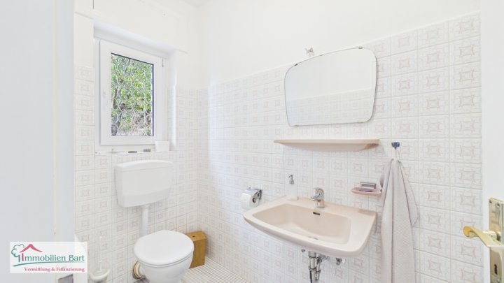 FREISTEHENDES, GROSSES WOHNHAUS MIT TEICH IN BESSERINGEN