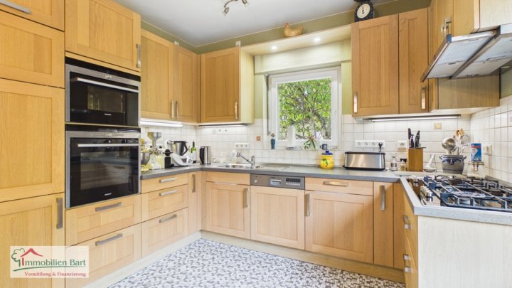 FREISTEHENDES, GROSSES WOHNHAUS MIT TEICH IN BESSERINGEN