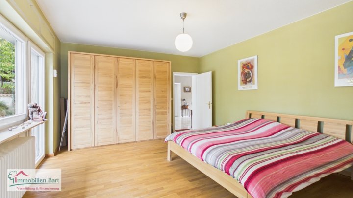 FREISTEHENDES, GROSSES WOHNHAUS MIT TEICH IN BESSERINGEN