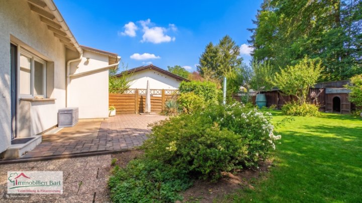 FREISTEHENDES, GROSSES WOHNHAUS MIT TEICH IN BESSERINGEN