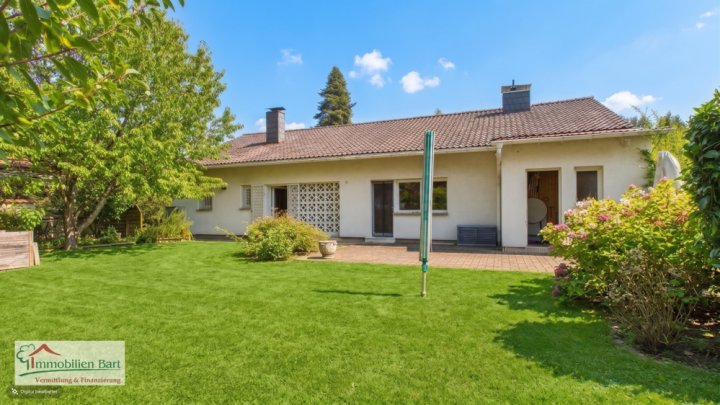 FREISTEHENDES, GROSSES WOHNHAUS MIT TEICH IN BESSERINGEN