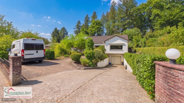 FREISTEHENDES, GROSSES WOHNHAUS MIT TEICH IN BESSERINGEN