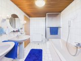 Bad mit Dusche und Badewanne