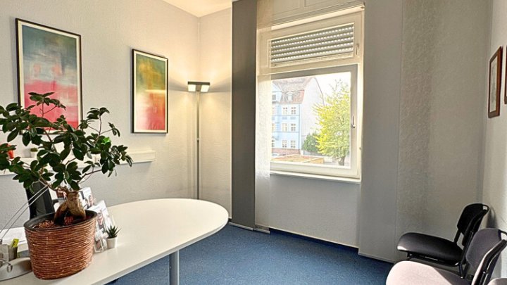 Bestens vermietetes Wohn- + Geschäftshaus mit Garagenpark in Top-Lage und -Zustand