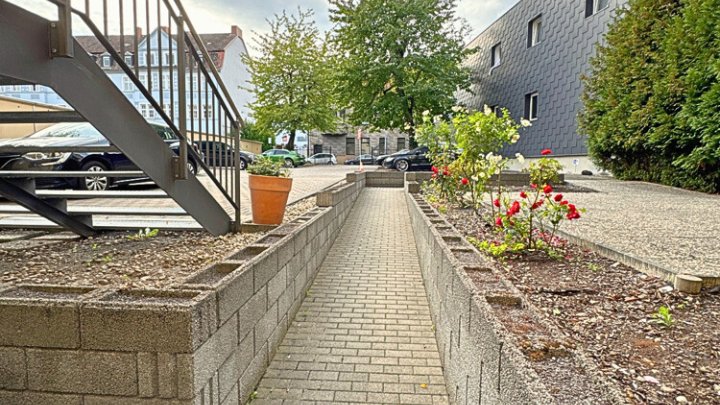 Bestens vermietetes Wohn- + Geschäftshaus mit Garagenpark in Top-Lage und -Zustand