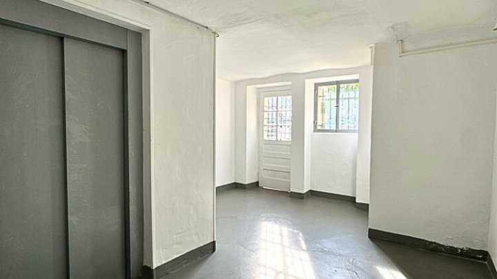 Bestens vermietetes Wohn- + Geschäftshaus mit Garagenpark in Top-Lage und -Zustand