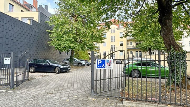 Bestens vermietetes Wohn- + Geschäftshaus mit Garagenpark in Top-Lage und -Zustand