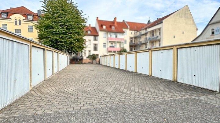 Bestens vermietetes Wohn- + Geschäftshaus mit Garagenpark in Top-Lage und -Zustand