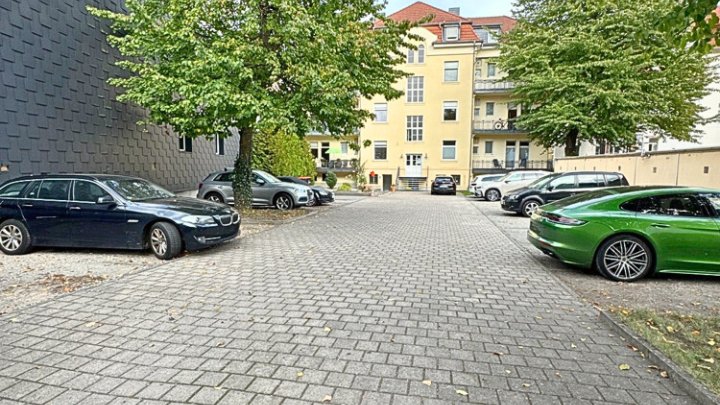 Bestens vermietetes Wohn- + Geschäftshaus mit Garagenpark in Top-Lage und -Zustand