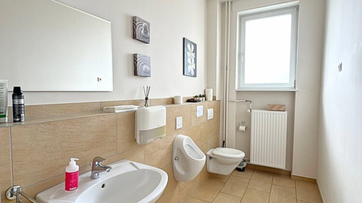 Bestens vermietetes Wohn- + Geschäftshaus mit Garagenpark in Top-Lage und -Zustand