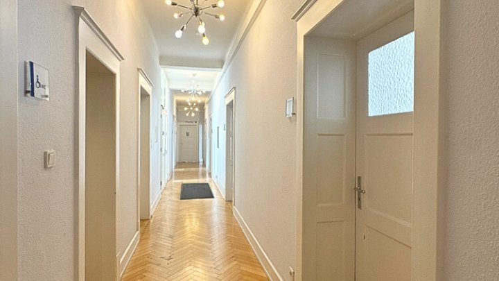 Bestens vermietetes Wohn- + Geschäftshaus mit Garagenpark in Top-Lage und -Zustand