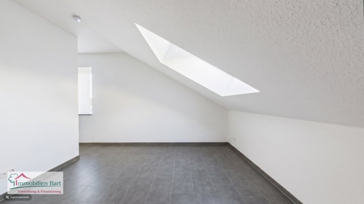 PERL-BÜSCHDORF: MODERNE DG-WOHNUNG MIT BALKON UND HERRLICHEM BLICK INS GRÜNE