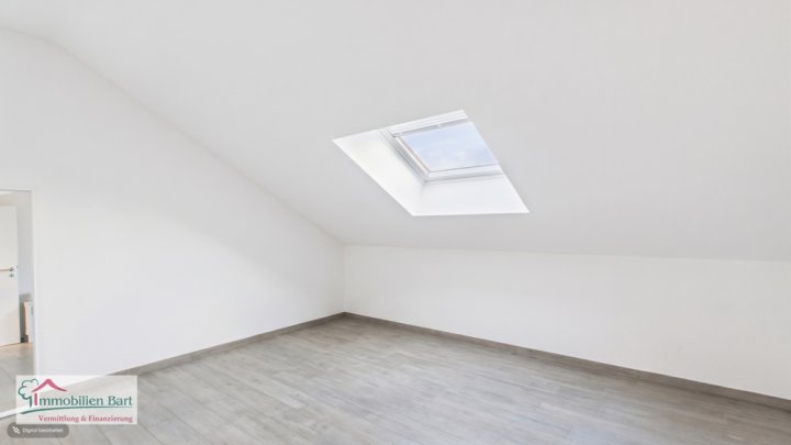 PERL-BÜSCHDORF: MODERNE DG-WOHNUNG MIT BALKON UND HERRLICHEM BLICK INS GRÜNE