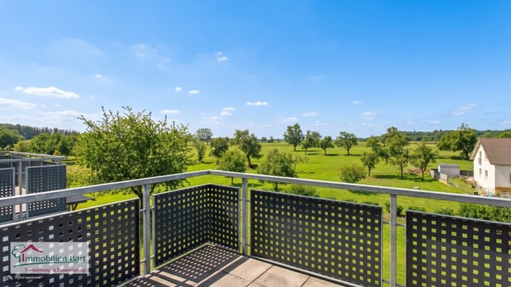 PERL-BÜSCHDORF: MODERNE DG-WOHNUNG MIT BALKON UND HERRLICHEM BLICK INS GRÜNE