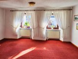 Aufgeräumtes Zimmer mit rotem Teppich