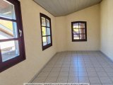 Möbelfreies Büro mit drei Fenstern (1)