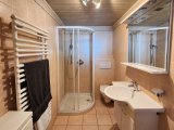 Aufgeräumtes Badezimmer ohne persönliche Gegenstände